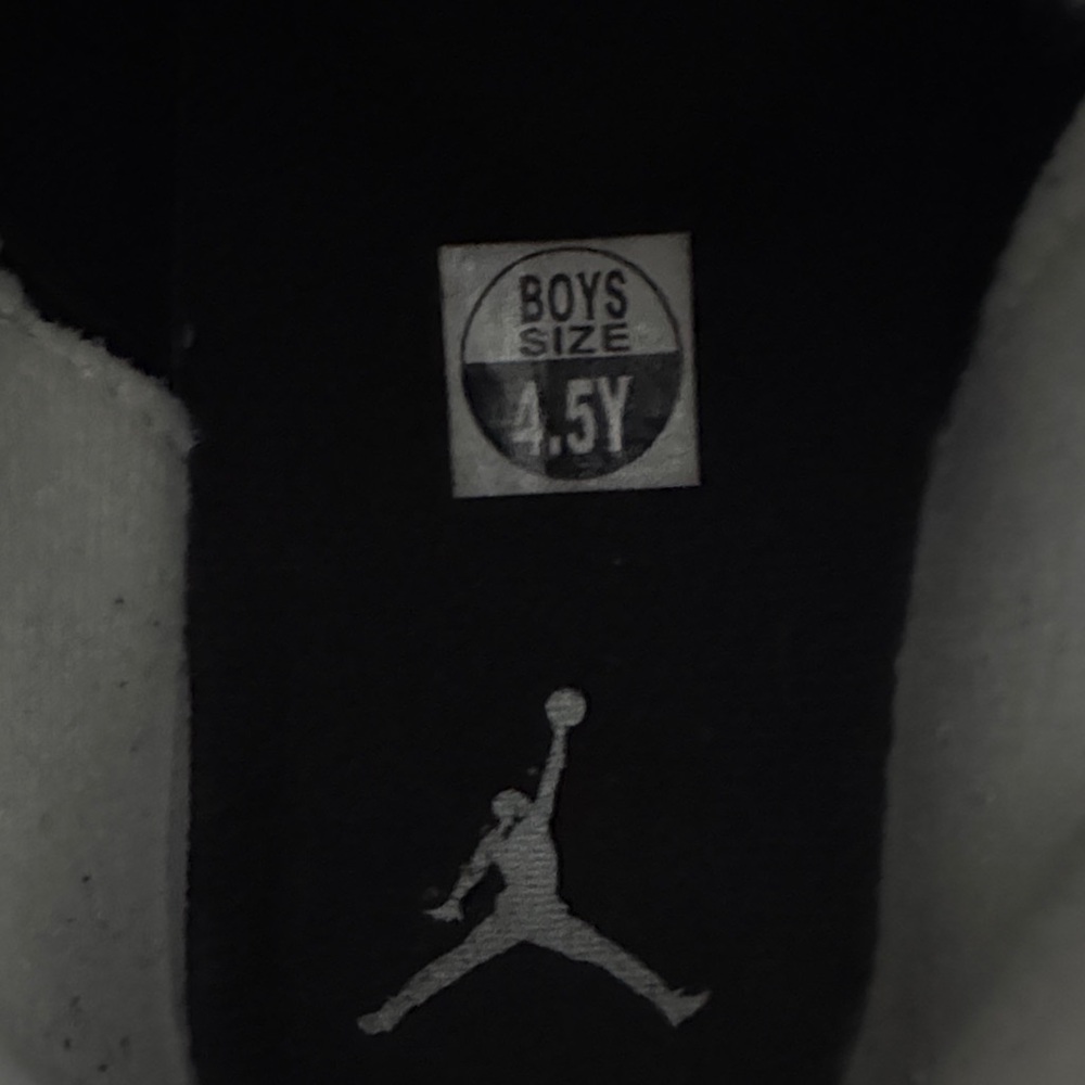 Jordan Kids Sneakers Black and White - Picture 5 of 5